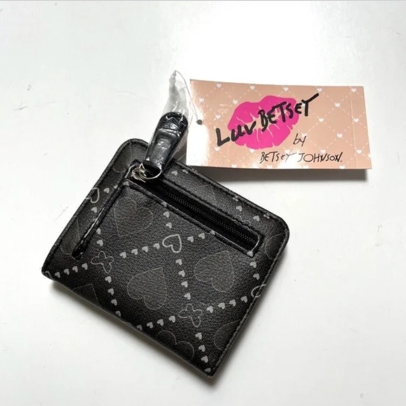 This adorable 2-pack of Betsey Johnson wallets is perfect for gifting or treati - Picture 10 of 11